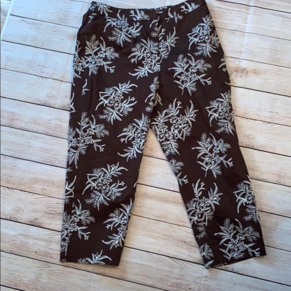 Jones NY women’s 10P floral capris Brown